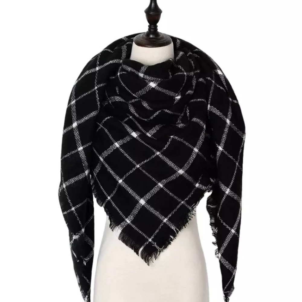 Soft Plaid Scarf  Black and White NWT